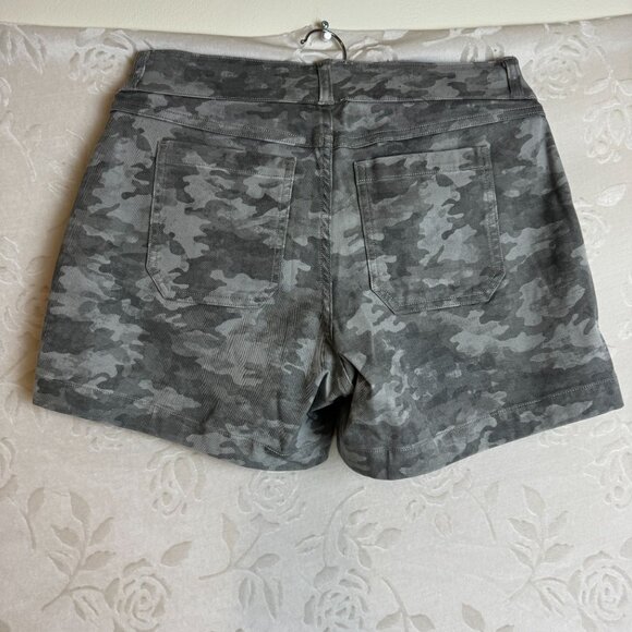 SPANX Stone Wash Camo Pull On Tummy Shaping Stretch Twill Shorts Size Medium - Picture 3 of 6